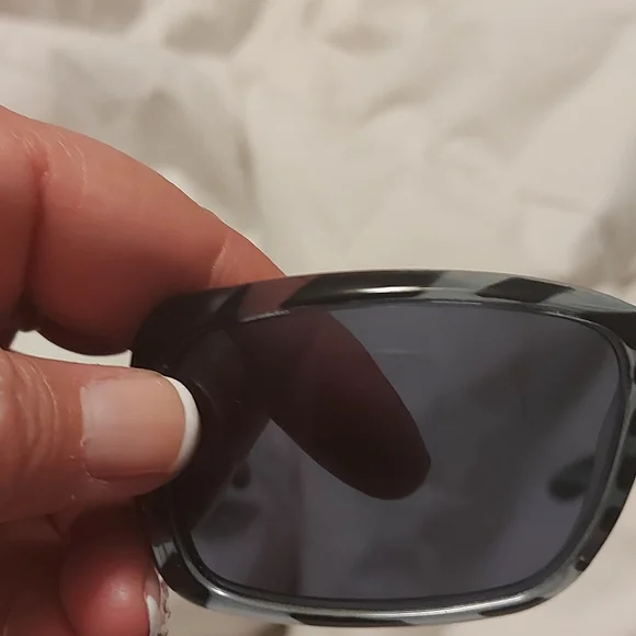 Foster grant sunglasses square shape grey tones but gold coloue at hinge - Picture 2 of 9